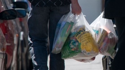 İngiltere’de plastik poşet ücretli oldu, kullanımı %86 azaldı!