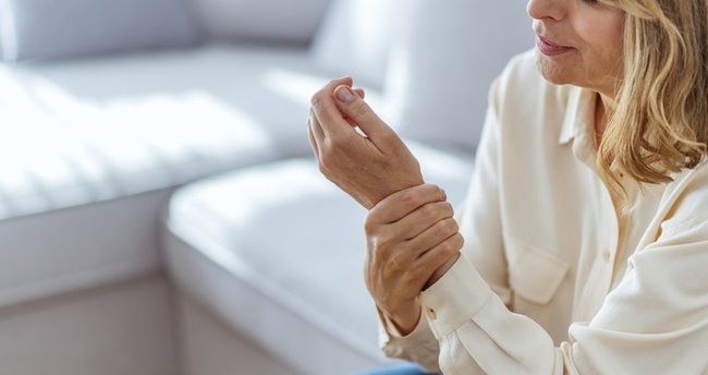 50 yaşından sonra birçok kadında kemik erimesi görülüyor